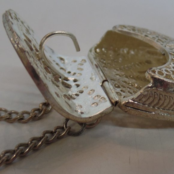 Unbranded Silvertone Purse Opens/Closes Very Ornate Design Adj to 18" Necklace - Picture 5 of 11